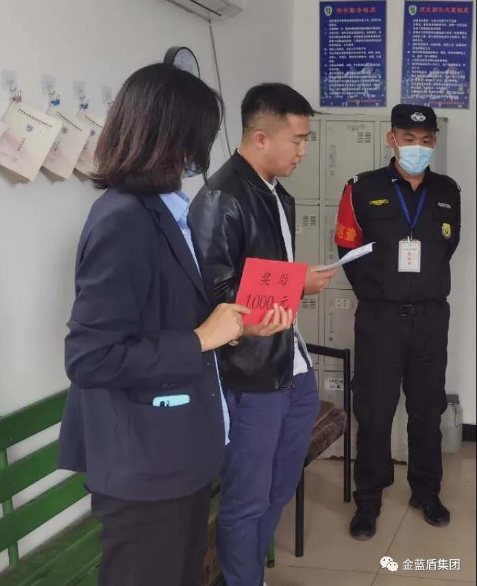 金蓝盾公交乘务管理员黄振凯履职“打不还手、骂不还口”广受赞誉(图1) 金蓝盾公交乘务管理员黄振凯履职“打不还手、骂不还口”广受赞誉(图1)