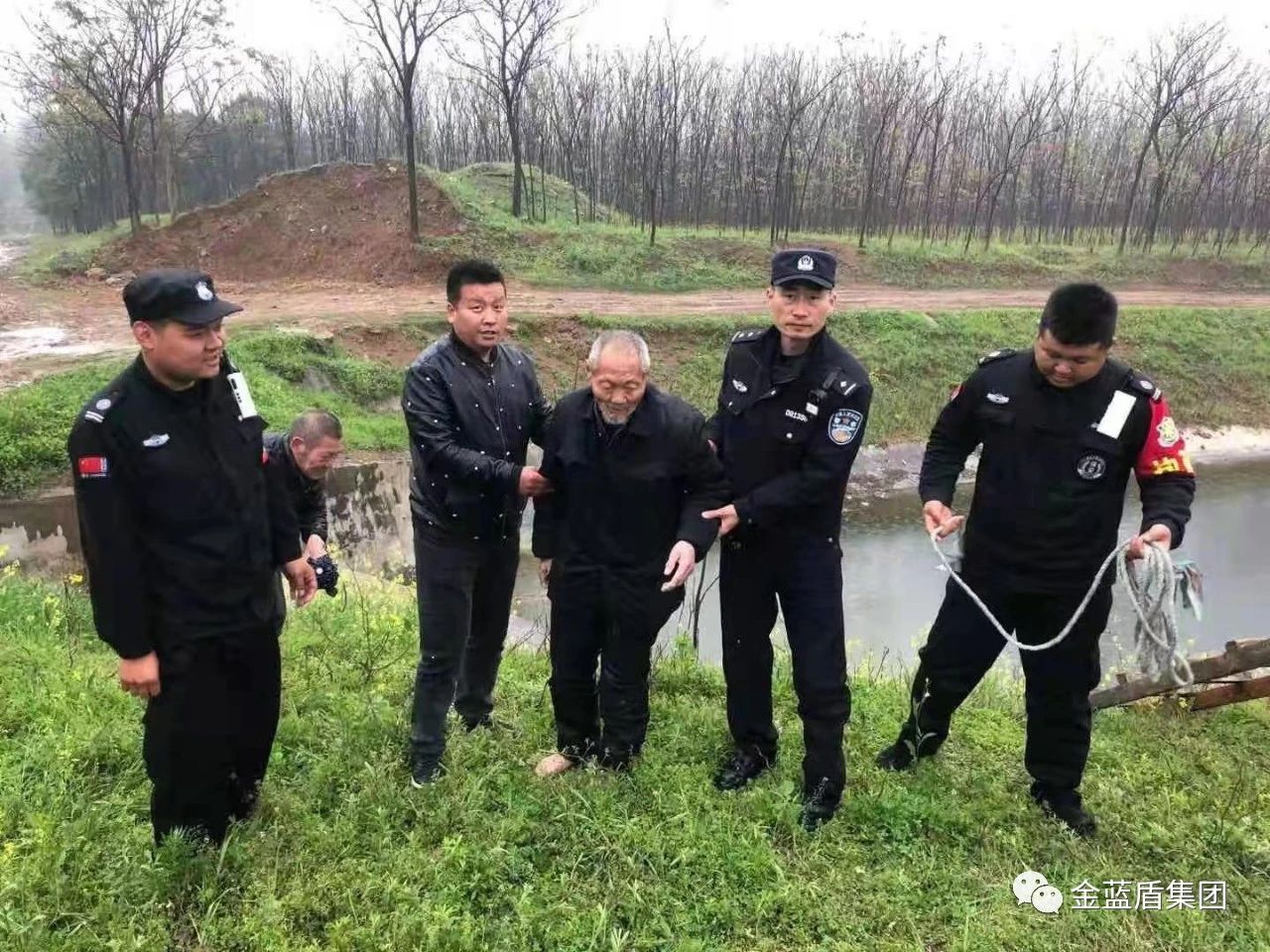 “在平凡的岗位上，守护一方平安” ——金蓝盾河南邓州分公司保安员雨中接力救助落水老人暖民心(图2)